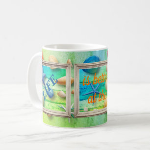 Caneca De Café A vida na areia do mar de praia reabraça a moldur