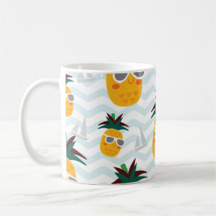 Caneca De Café Abacaxis, barco: um padrão oceânico fofo.