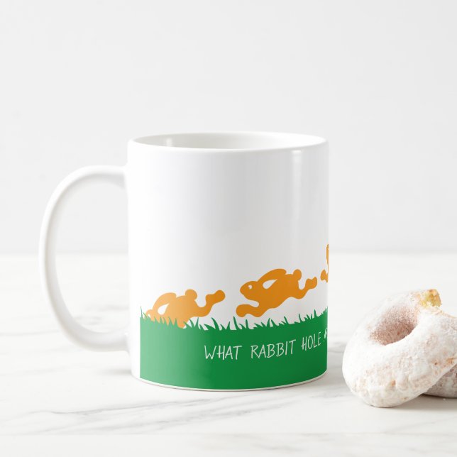 Caneca De Café Abaixo O Coelho Buraco (Com Donut)
