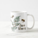 Caneca De Café Abelha Feliz Evergreen Christmas Beekeeper Mug<br><div class="desc">Aqui está um presente maravilhoso para apicultores e amantes da natureza. A mensagem "FELIZ de abelhas" é repetida na frente, no verso e no lado de uma caneca branca com verdinhas de férias e abelhas de mel realistas. Preencha com varetas de mel e uma vassoura, verde ou winterberry sprig e...</div>