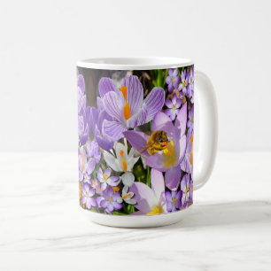 Caneca De Café Abelhas Coletando Néctar de flores Crocus