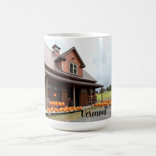 Caneca De Café Abóboras ao lado de um pequeno edifício agrícola