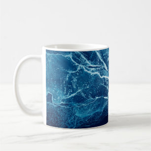 Caneca De Café Abstrato azul. Bolhas de cor azul e branca. Limpar