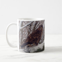 Caneca De Café Abutre no poleiro da floresta de inverno foto de a