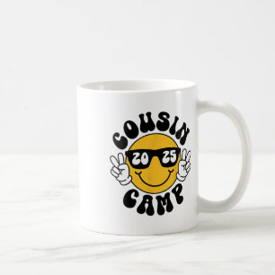 Caneca De Café Acampamento de Primos 2025 Rosto Sorridente Férias