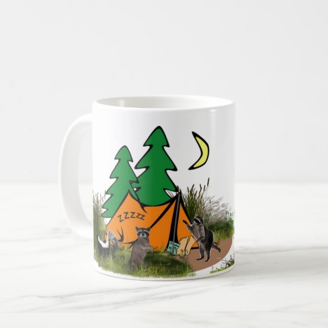 Caneca De Café Acampamento nas Montanhas com Guaxinim Engraçado (Frente Esquerda)