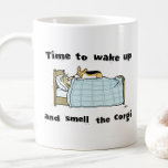Caneca De Café Acordar para cima e cheire o córrego | Funny Corgi<br><div class="desc">Ilustração humorística de quem acorda na cama nariz a nariz com Corgi de estimação. Acordar com uma xícara de café ou chá quente neste Acordar giro e Cheire a caneca Corgi. Esta engraçada caneca Corgi faz um presente de excelente. Uma caneca original de novidade Pembroke Welsh Corgi que é divertida...</div>
