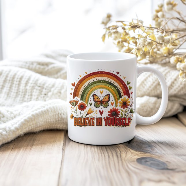 Caneca De Café Acredite em si mesmo Boho Arco-Íris Flores Borbole (Believe in Yourself Boho Rainbow Flowers Butterfy Coffee Mug on a neutral cozy wooden table.)
