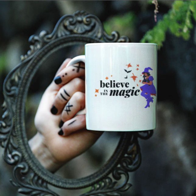 Caneca De Café Acredite na Bruxa Mágica de Halloween (Believe in the Magic Witch Halloween Coffee Mug)