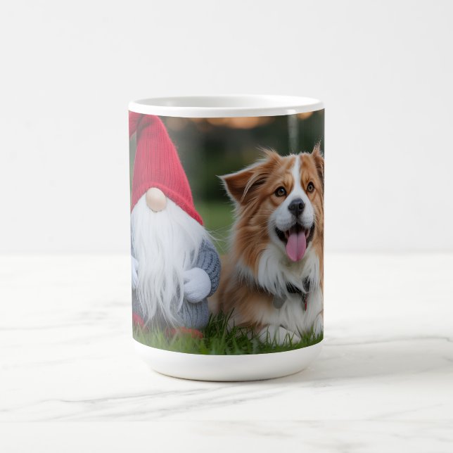 Caneca De Café Adorable Plush Gnome and Fluffy Dog Lying in Grass (Centro)