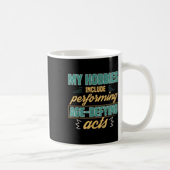 Caneca De Café Age Defying Acts Funny Old Retirement Grandparents (Direita)