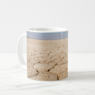 Caneca De Café Agrida com imagem de terra rachada na bandeja de