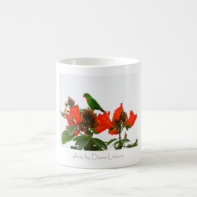 Caneca De Café Agrida com o papagaio verde e alaranjado tropical (Centro)