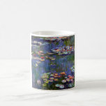 Caneca De Café Água Lily Pond, Monet<br><div class="desc">Oscar-Claude Monet (14 de novembro de 1840 - 5 de dezembro de 1926) era um pintor francês, fundador da pintura impressionista francesa e o mais consistente e prolífico praticante da filosofia do movimento de expressar suas percepções diante da natureza, especialmente quando aplicada à pintura plein air horizontal. O termo "impressionismo"...</div>