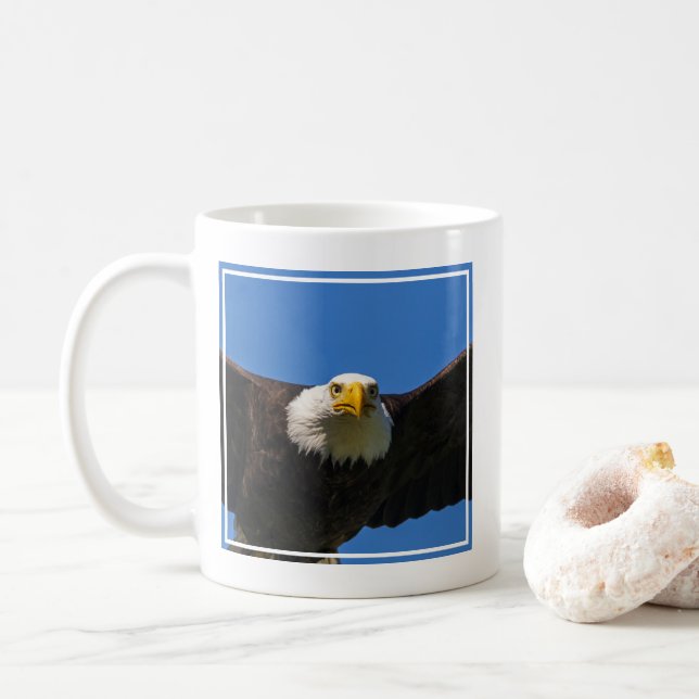 Caneca De Café Águia Americana passa voando perto (Com Donut)
