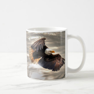 Caneca De Café Águia Bald Americana Voando Sobre O Oceano
