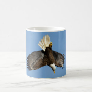 Caneca De Café Águia Balda mergulhando em direção à água