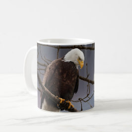 Caneca De Café Águia Balda Sob Natureza Selvagem De Lua Completa