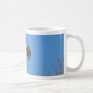 Caneca De Café Águia Balda Soprando Sobre Árvores