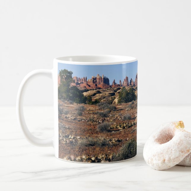 Caneca De Café Agulhas do Pothole Point Trail em Canyonlands (Com Donut)