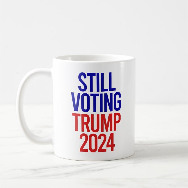 Caneca De Café Ainda votando em Trump para Presidente 2024 (Esquerda)