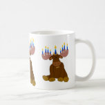 Caneca De Café Alces do chocolate com velas<br><div class="desc">Faça que meus o chocolate para alces de Chanukah… com velas em seus antlers está pronto para comemorar o aniversário,  a ruptura de Hanukkah ou de café.</div>