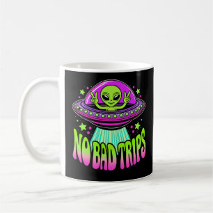 Caneca De Café alienígena em um disco voador