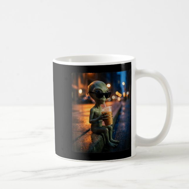 Caneca De Café Alienígena engraçado vestindo óculos de sol bebend (Direita)