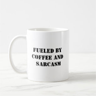 Caneca De Café Alimentado por café e sarcasmo - Engraçado