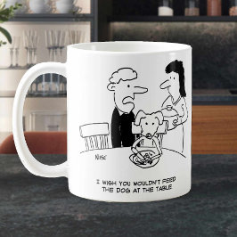 Caneca De Café Alimentando um Cachorro na Mesa. Engraçado