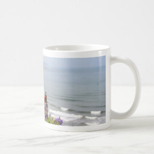 Caneca De Café Almirante vermelho borboleta na flor com um mar