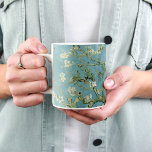 Caneca De Café Almond Blossoms | Vincent van Gogh<br><div class="desc">Almond Blossoms (1890) do artista holandês Vincent van Gogh (1853-1890). A pintura de Almond Blossoms de Van Gogh mostra delicadas flores brancas colocadas contra um vibrante céu turquesa, simbolizando nova vida e renovação. Inspirados pela arte japonesa, os galhos elegantes e linhas fluentes criam um sentido de serenidade e beleza natural....</div>