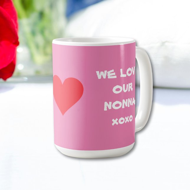 Caneca De Café AMAMOS A NOSSA NONNA - Vovó Italiano Rosa Mole (WE LOVE OUR NONNA - White Scrip[t on Soft Pink with Red Heart - Coffee Mug for Italian Grandma.)