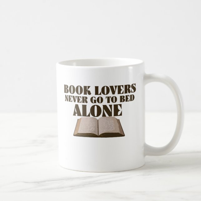 Caneca De Café Amantes de livros nunca vão dormir sozinhos (Direita)