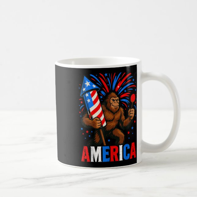 Caneca De Café América Bigfoot Eua Firework Patriotic Sasquatch 4 (Direita)