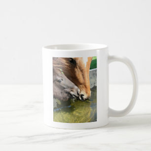 Caneca De Café Amigos Compartilham Cavalos Bebidos
