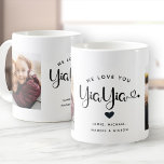 Caneca De Café Amo-te Yia Hearts Personalizado Duas Fotos<br><div class="desc">Simples e doce caneca de café para a vovó: O roteiro escrito à mão diz QUE NÓS TE AMAMOS YIAYIA com bonito corações floresce sobre seus nomes. Personalize com suas duas fotos favoritas e faça disso um presente moderno e moderno para uma amada avó.</div>