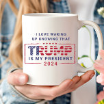Caneca De Café Amor Acordando Sabendo Que Trump É Meu Presidente<br><div class="desc">Mostre o seu orgulho político com o Amor Acordando Sabendo que Trump É Meu Presidente Café Mug. Apresentando um design ousado que emparelha cores patrióticas com uma declaração de apoio, esta caneca é perfeita para desfrutar da sua bebida quente favorita enquanto celebra seus valores. Seja um presente para um colega...</div>