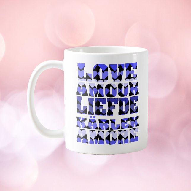 Caneca De Café Amor em muitas línguas Corações Azul (A mug that says love in English, French, Dutch, Italian and Swedish with a pattern of blue hearts.)