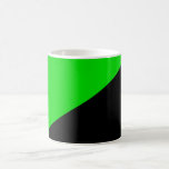 Caneca De Café Anarquista Verde<br><div class="desc">Esta design apresenta a bandeira do anarquismo verde, que é uma escola de política anarquista que coloca uma ênfase particular nas questões ambientais. Essa política tenta criar uma sociedade anarquista ambientalmente sustentável, incluindo alguma forma de libertação não-humana. Algumas pessoas que foram importantes influências iniciais na formação do anarquismo verde são...</div>