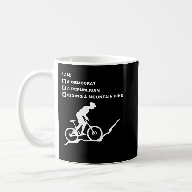 Caneca De Café Andando Uma Bicicleta De Montanha - Bicicleta De D (Esquerda)