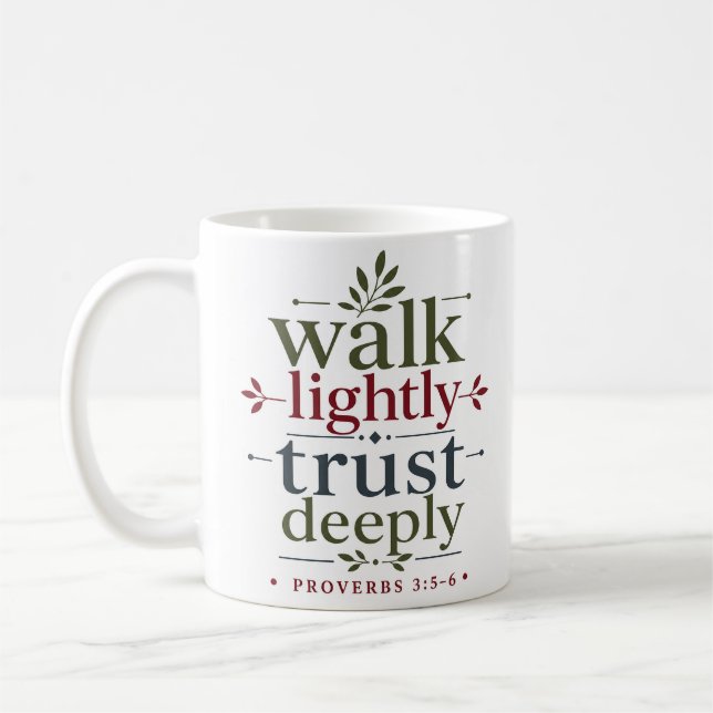 Caneca De Café Andar Levemente Confiar Profundamente Versículo Bí (Esquerda)