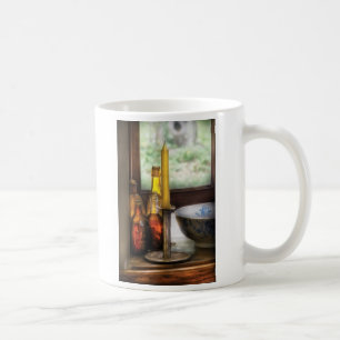 Caneca De Café Aninhado num canto de uma peitoril de janela