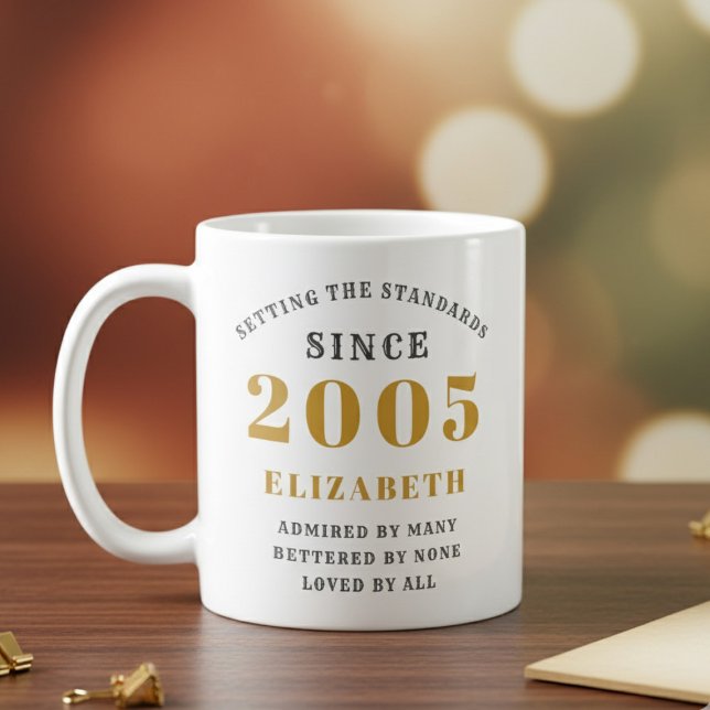 Caneca De Café Aniversário de 21 anos Personalizado 2005 Adiciona (Born 2005 birthday gift mug. Blurred background, dark wood desk.)