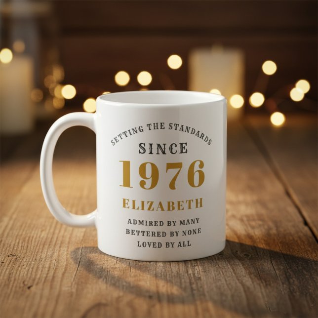 Caneca De Café Aniversário de 50 anos Personalizado 1976 Adiciona (Born 1976 birthday gift mug. Background out of focus.)