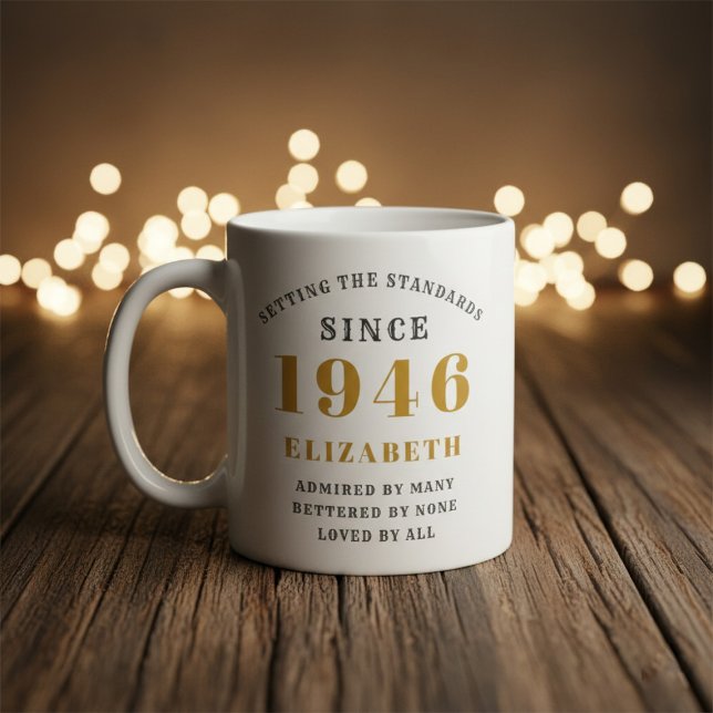 Caneca De Café Aniversário de 80 anos Personalizado 1946 Adiciona (Born 1946 birthday gift mug. Background out of focus.)