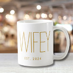 Caneca De Café Aniversário de Casamento Personalizado do Script D<br><div class="desc">Wifey Dourado Script Personalizado Casamento Aniversário Coffee Mug. Fácil de personalizar. Feliz Aniversário!</div>