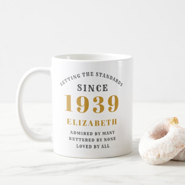 Caneca De Café Aniversário Personalizado 1939 Nome Elegante Cinza (Com Donut)