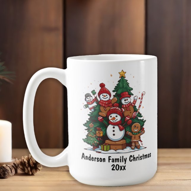 Caneca De Café Ano de Natal da Família Gingercake man (Snowman family customizable Christmas mug. Add your family name and year.)