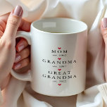 Caneca De Café Ano Est. de Mamãe | Vovó | Bisavó<br><div class="desc">Design minimalista simplesmente perfeito apresentando ano de nascimento como uma Mamãe e ano de nascimento como uma Vovó & Bisavó com um coração vermelho. Um presente incrível que certamente será apreciado por muitos anos.</div>